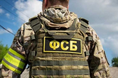 Демин и решают вопросы подключения дома Джанкезова к коммуникациям простыми звонками