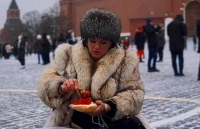 В Москве девушек обвинили в хулиганстве из-за фотосессии с икрой на Красной площади