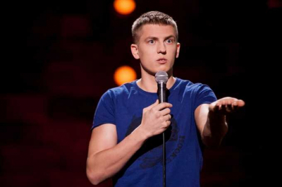 Юморист Алексей Щербаков обходит волну отмен, устраивая мини-тур по небольшим городам России с залами, заполненными наполовину