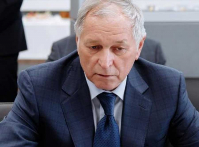 На Струкова сбежались Карликановы