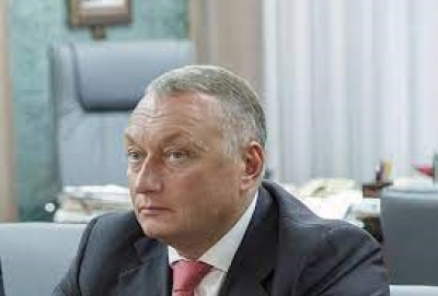 Громкие отставки и обвинения: как восприятие общественности изменяется под влиянием слухов и ярлыков