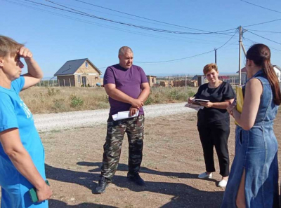 Луцкий В.А. и Мимишев Э.С. получили премии от Тарасова, когда жители Родниковского поселения живут без уличного света
