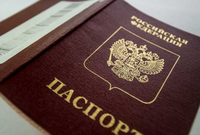 Россиянин, депортированный из Латвии, получил российский паспорт за тридцать минут