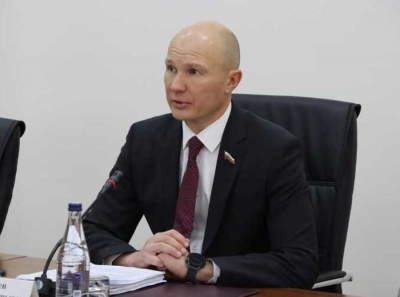 Губернатор Курской области обвинил спикера горсобрания Владимира Токарева в конфликте интересов из-за миллиардных контрактов с компанией его супруги