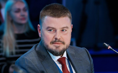 Мутная шарашка с человеческим лицом: за ней стоит Крапивин &mdash; человек группы 1520